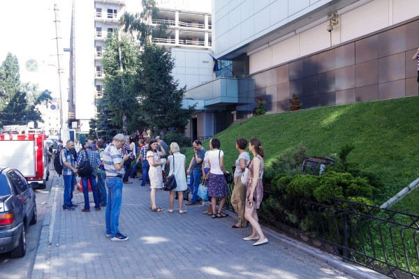 На месте дежурят все экстренные службы