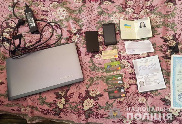 Все документы, ноутбук и телефоны отправили ее на экспертизу