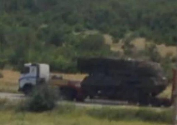 Террористы перевозят установку Бук в районе Снежного