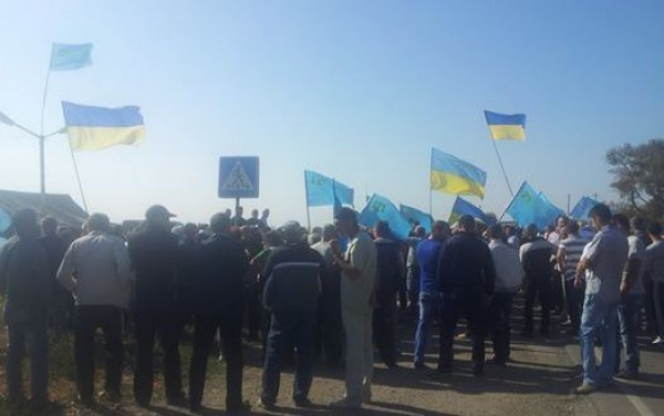Чубарова обступили активисты