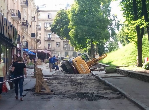 Экскаватор провалился рядом с Золотыми воротами