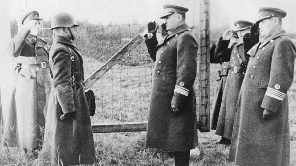 Эстонские и советские военные, 1939 год. В этом году между странами был подписан