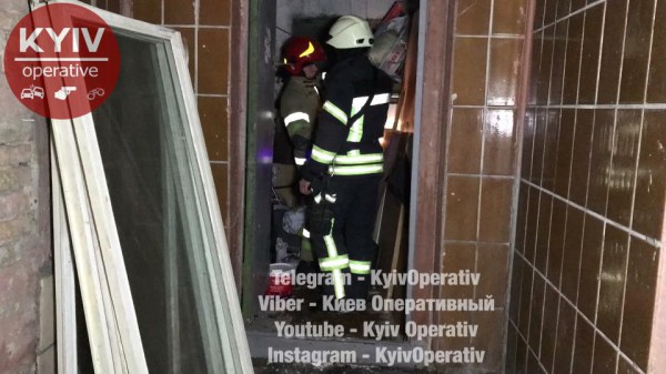 На место инцидента прибыли бойцы пожарной охраны и полицейские