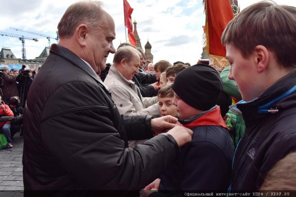 Зюганов вяжет галстук пионеру