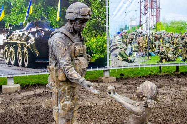 Скульптура с бойцом будет стоять в центре экспозиции