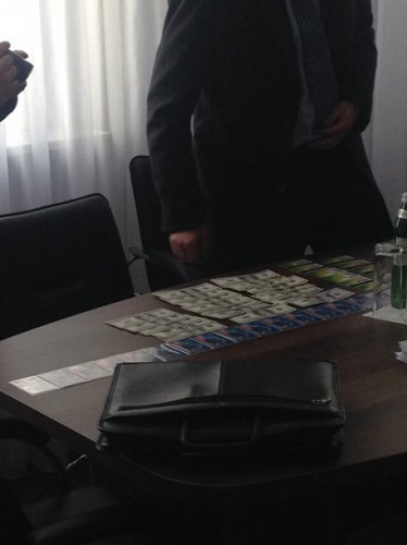Полицейского поймали на взятке