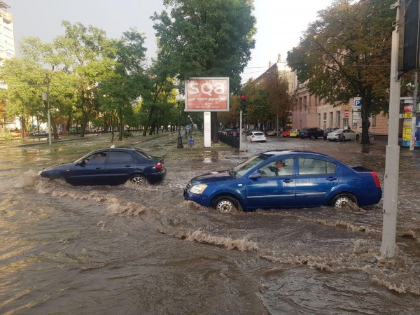 Машины добирались вплавь