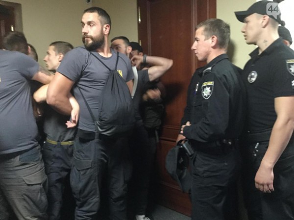 Поводом для потасовки стал вопрос о создании музея на Почтовой площади