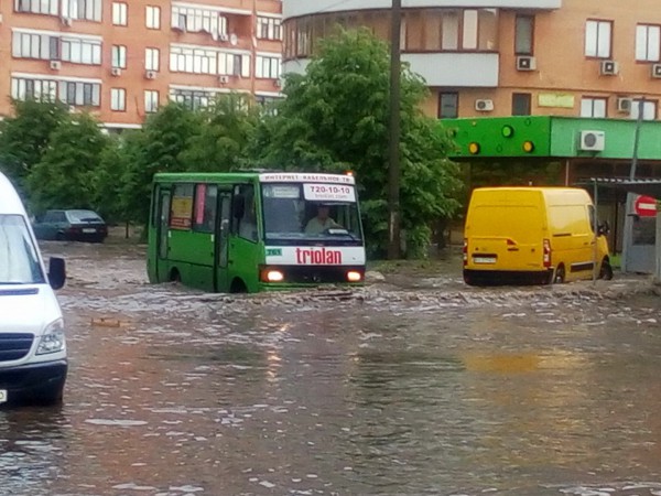 Улицы Харькова залило водой