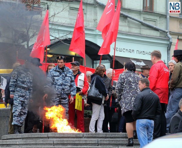 Коммунисты сожгли флаг «Свободы» у памятника Ленину в Киеве