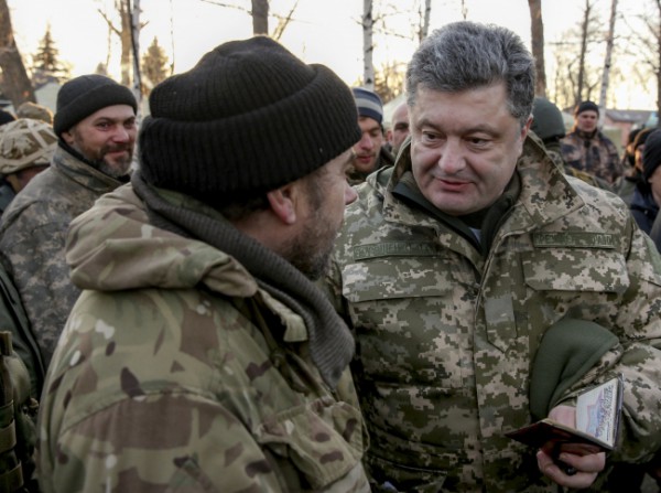 Порошенко и солдаты, вышедшие из Дебальцево