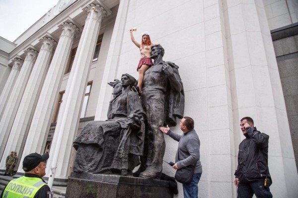 На руку помощи девушка не отреагировала, слезая с памятника самостоятельно