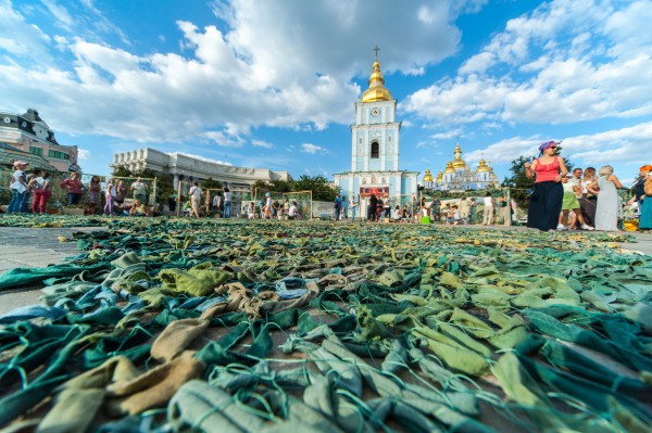 На Михайловской площади сплели самую большую сетку