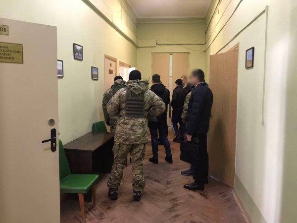 Одновременно проводят около 20 обысков