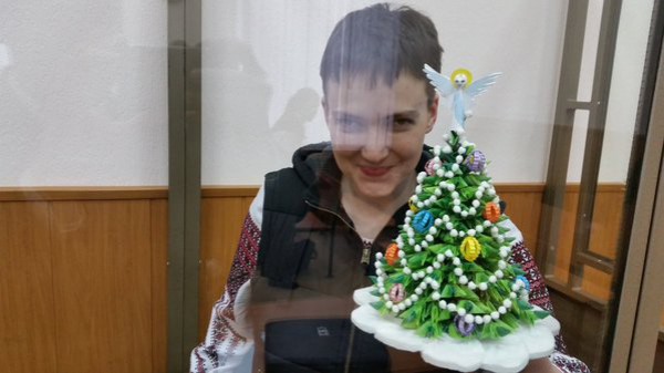 Савченко подарила российским судьям елку