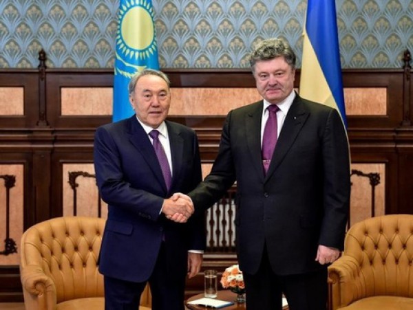 Назарбаев пригласил Порошенко в Казахстан