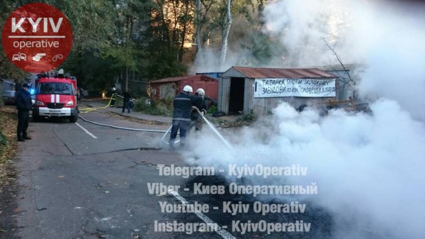 На месте работают пожарные