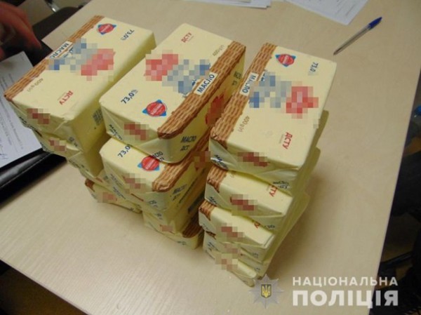 Воровка спрятала в свой рюкзак несколько пачек сливочного масла, и хотела выйти из магазина, не рассчитавшись