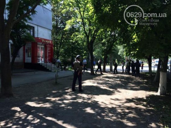 В Мариуполе мужчина забаррикадировался в квартире