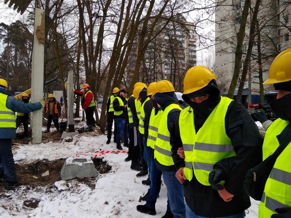 Титушки в форме строителей закрывали лица балаклавами