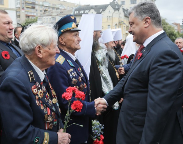 Порошенко поздравил ветеранов Второй мировой войны