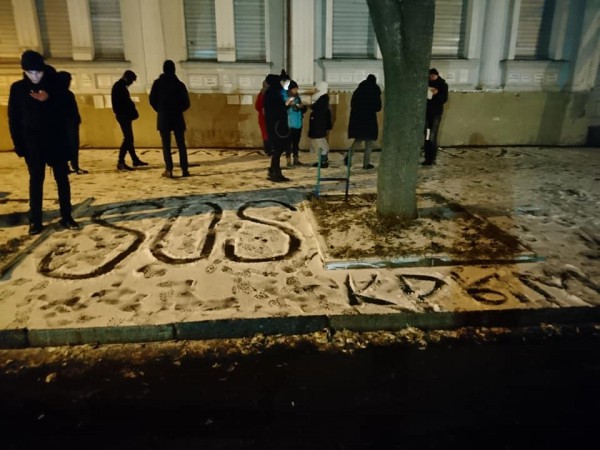 В Харькове под консульство РФ принесли бумажные кораблики