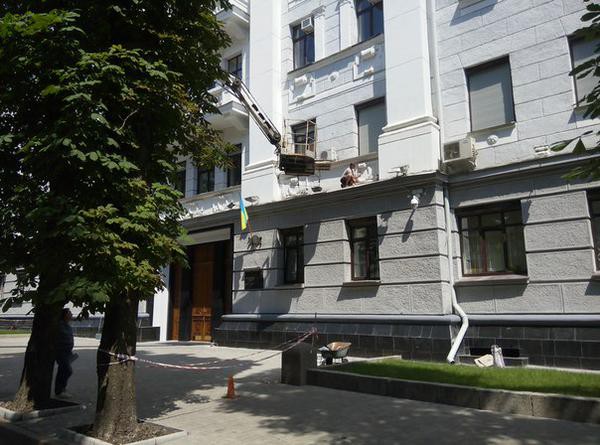 Со здания управления МВД убирают коммунистическую символику