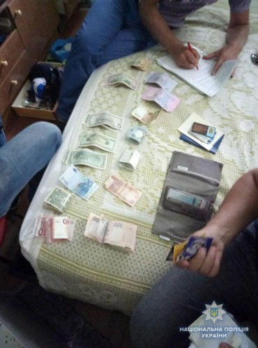 Также у мужчины при себе было немалое количество денег, вырученных от незаконных сделок