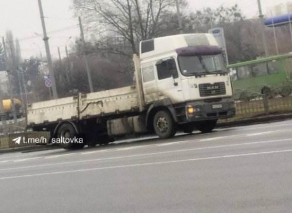 Отлетевшее колесо побило авто на стоянке