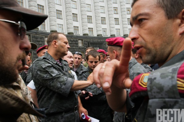 Военные пришли добиваться справедливости под здание Кабмина