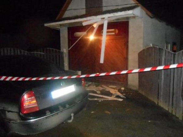 Взрыв произошел возле автомобиля