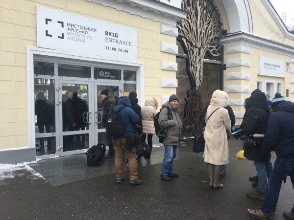 Помимо журналистов на улице Лаврской собрались немногочисленные люди с плакатами