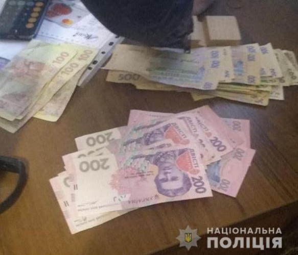 Деньги получал в несколько этапов