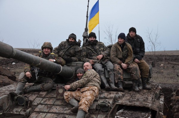 На захваченной боевой машине сразу повесили украинский флаг