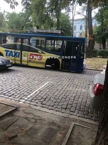 Троллейбус занесло на тротуар