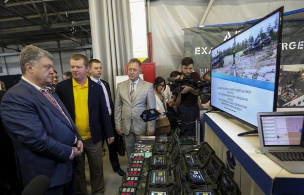Порошенко ознакомился и с экспериментальным производством компании