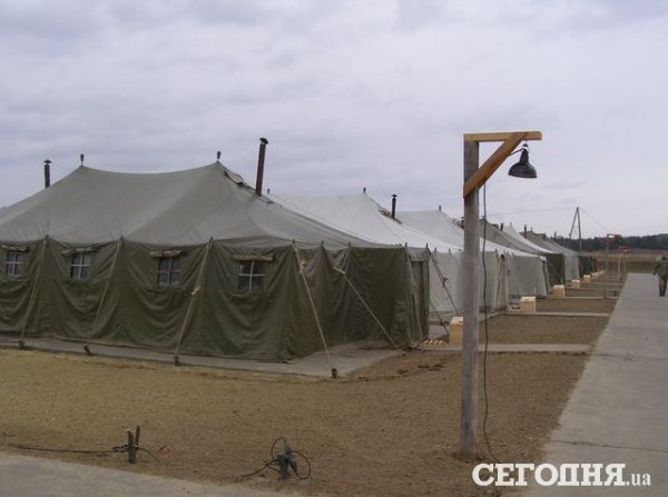 Часть рядовых и сержантов живут поле, в 28 палатках на 25 человек каждая