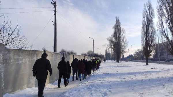 Митингующие идут на