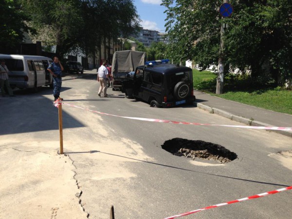 Милицейский УАЗик ушел под асфальт