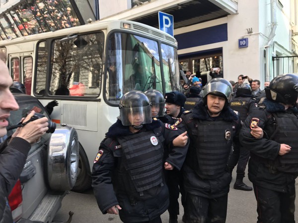 Люди вытаскивают каждую вторую машину на пути автозака, полиция убирает