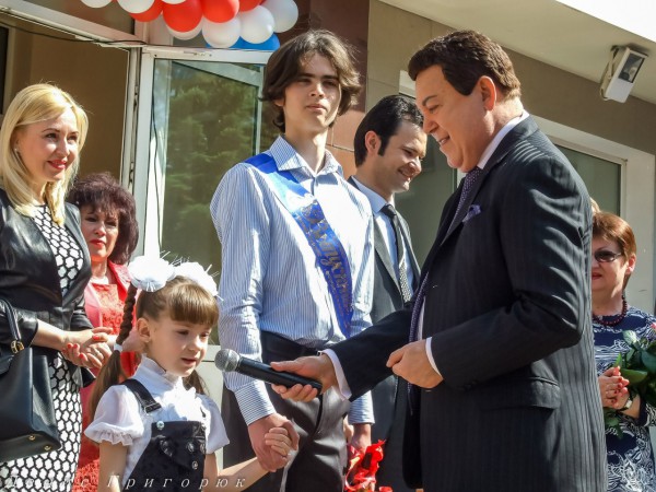 28 мая, последний звонок в донецкой школе №47. К учащимся приехал "народный артист ДНР" Иосиф Кобзон.