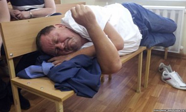 Петр Мельник в суде провел время с закрытыми глазами и не интересовался происходящим вокруг него