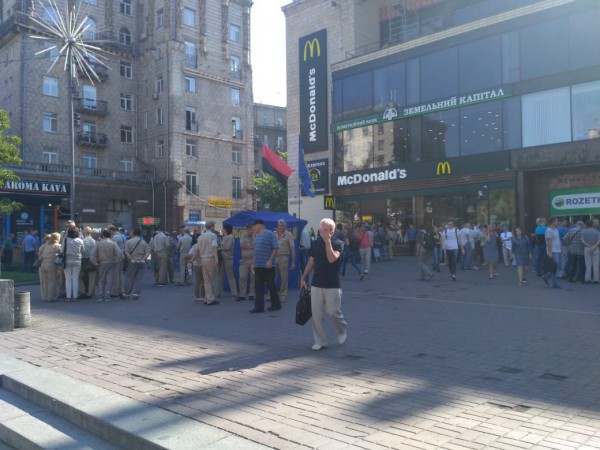 Возле станции метро Крещатик через дорогу от КГГА собираются сторонники поднятия цен