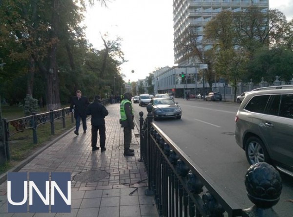 В том числе, правоохранители стоят вдоль Грушевского