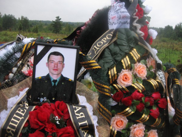 В разговоре упоминается имя ВДВ-шника Кичаткина, похороненного 25 августа