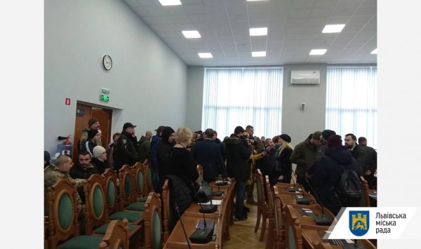 Неизвестные сорвали сессию горсовета