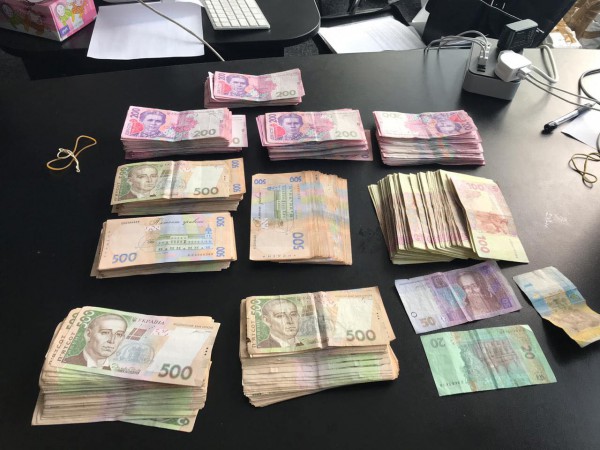 В декларациях мужчина указывал, что получает до 1 млн грн