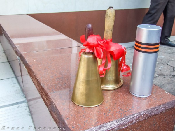 28 мая, последний звонок в донецкой школе №47. К учащимся приехал "народный артист ДНР" Иосиф Кобзон.