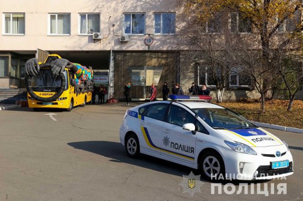 Автобус оборудован таким образом, будто за рулем никого нет