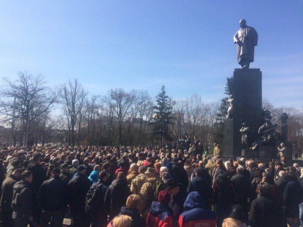 К памятнику, где проходит церемония, пришли около тысячи человек